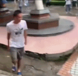 雨天跳舞男人被路人抢镜-帅哥动态图片-gif动态图-izike