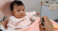 第一次看见火的宝贝惊讶表情-搞笑gif动态图片-izike
