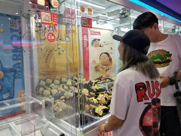 三里屯这家网红抓娃娃店重装开业,他们冒雨都要去! 抓娃娃的情侣