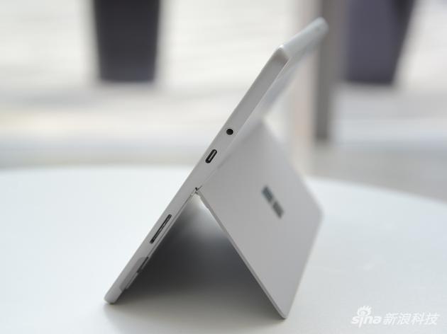 延续了Surface Pro家族的支架设计