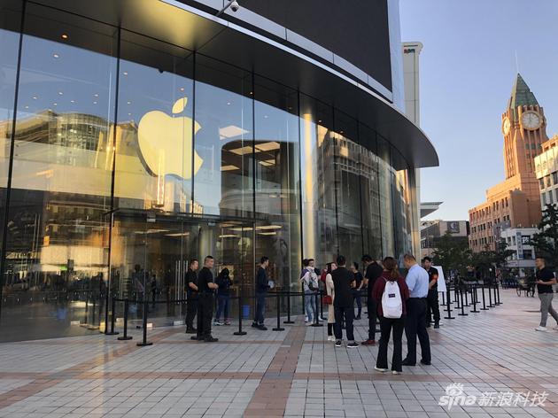 苹果xs什么时候上市的 王府井零售店门前已经开始排队,等待购买新iPhone的果粉