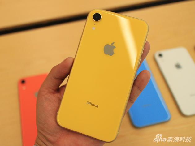 黄色的iPhone XR观感也很好