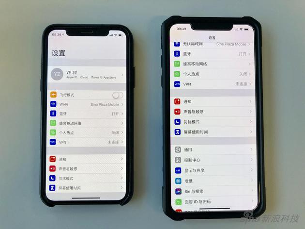 套着官方皮套的iPhone X和套着第三方保护壳的XS Max