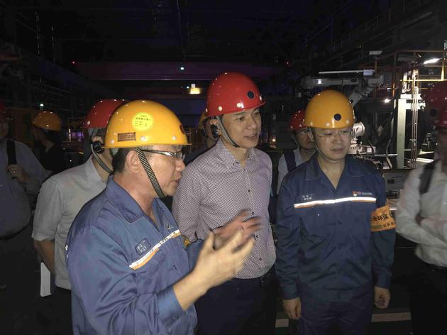 9月16日，宝钢股份技术人员现场为李彦宏讲解项目实施方案