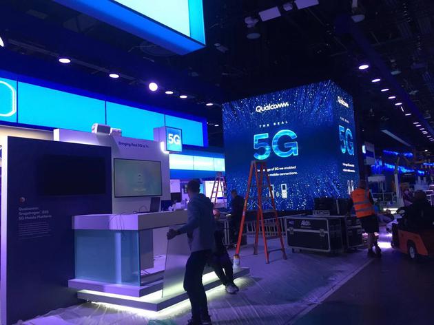 装修中的高通、英特尔展位都亮出5G的旗号