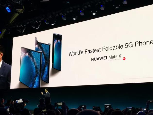 华为推首款5G折叠屏手机Mate X:向外翻开无缝隙