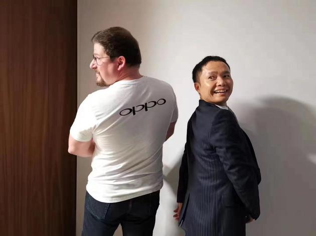 高通总裁阿蒙身着OPPO纪念衫。
