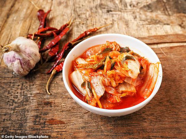 韩式泡菜由发酵的白菜加入洋葱、大蒜、鱼露和辣椒制成