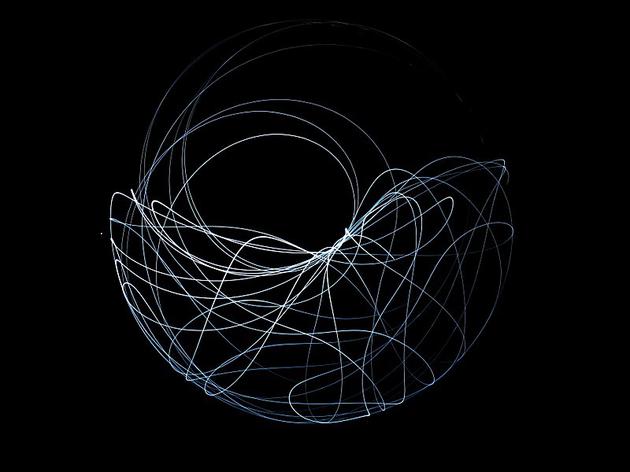 该图为长时间曝光下拍摄的双摆末端光源的运动轨迹，很好地展现了混沌理论。