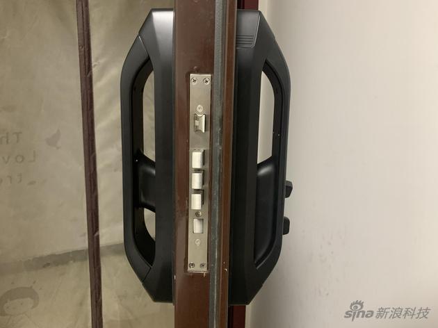 因为是标准门，所以安装很简单