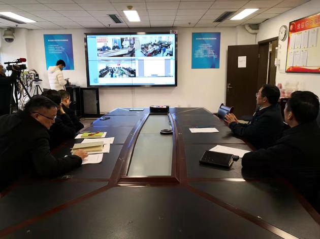 图:1月26日,四川省卫健委、华西医院与成都市公共卫生临床医疗中心进行三地远程视频会诊