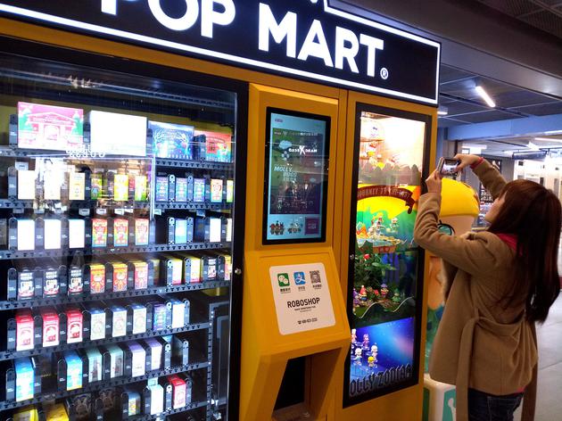 如今,这种盲盒自动贩售机在很多大商场内都有设置 | 视觉中国