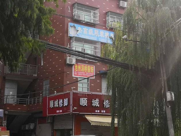 在杭州乔司小镇上，有很多家庭式生产作坊。