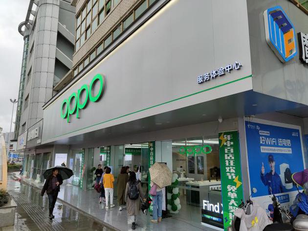（图为OPPO在长沙一家线下门店，摄影：骆轶琪）