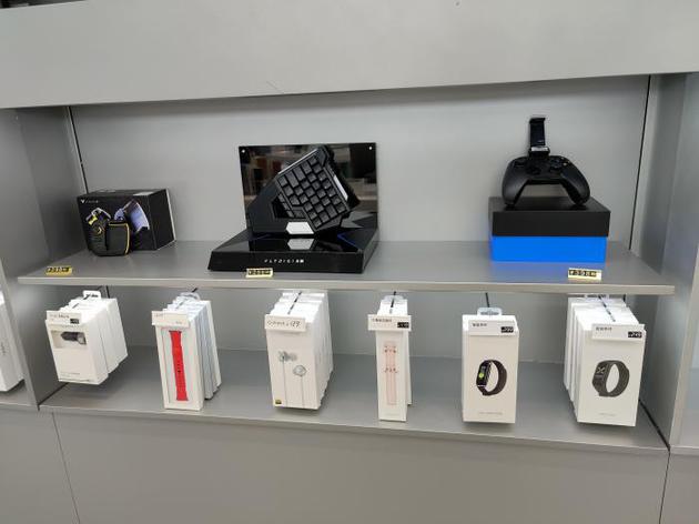 （OPPO在长沙一家门店中陈列的IoT互联生态一角，摄影：骆轶琪）