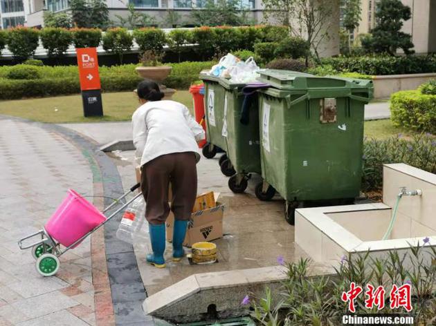 深圳一居民区附近，有人正在捡拾废弃的快递盒。 受访者供图
