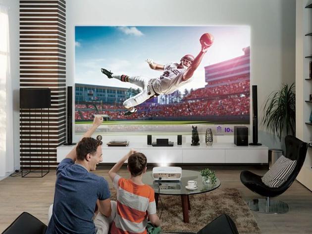 投影机屏幕尺寸够大,观影时观看时大家会自动远离屏幕