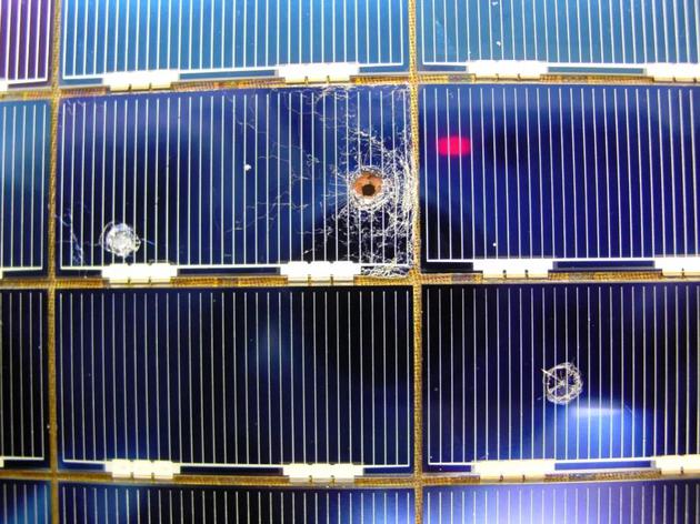 0.5毫米的微流星体撞击在哈勃望远镜的太阳能电池板阵列上造成的直径4毫米的弹坑。/ NASA
