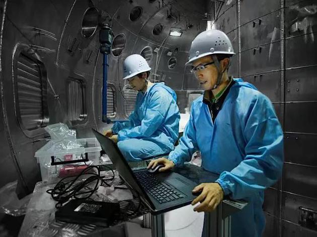 中国环流器二号M装置研制前期设备调试安装中。采访对象供图