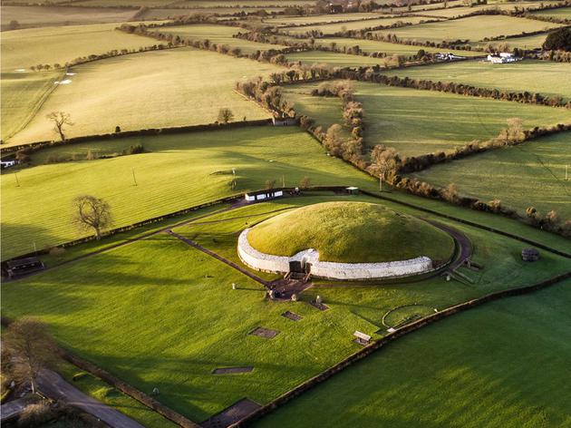 纽格莱奇墓（Newgrange）是爱尔兰最著名的石隧墓，也是该国最著名的史前墓地之一，由复杂的工程技术建造而成