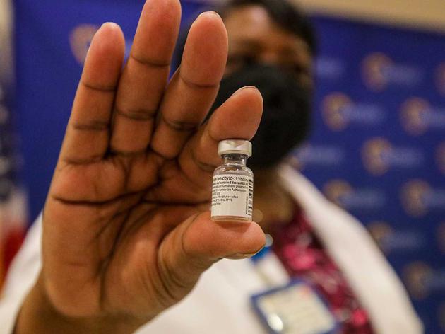 辉瑞公司与BioNTech合作研发的新冠肺炎疫苗被交付给加州科尔顿的箭头区域医疗中心