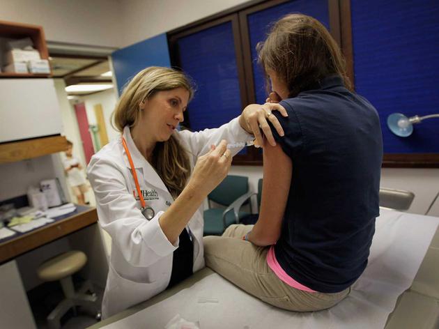 美国佛罗里达州迈阿密的一位儿科医生正在给一名13岁的女孩注射HPV疫苗