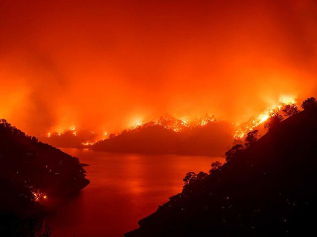 2020年8月19日，美国加州纳帕LNU综合体大火期间，火焰包围了伯耶萨湖