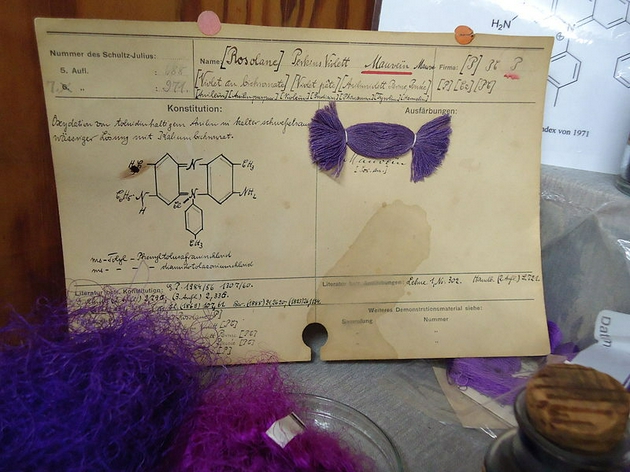 用合成染料苯胺紫制作的紫色丝绒。