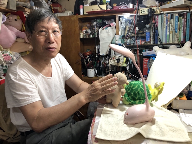 “玩偶医生”朱伯明 澎湃新闻记者 李佳蔚 图