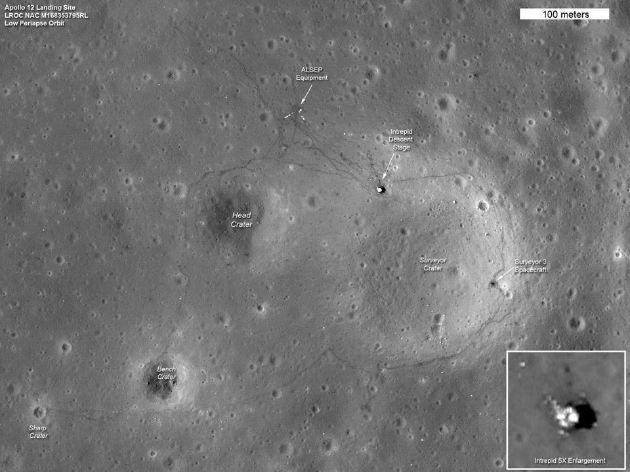 阿波罗12号任务实现了首次精准载人登月，对月球探索的深度也远甚于第一次任务。月球表面的深灰色印迹其实是宇航员的脚印，它们经受住了时间的考验，没有像地球上的脚印一样迅速消失。