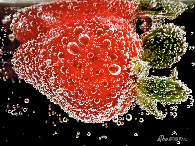 《Strawberry in Soda》(草莓),由 Ashley Lee 拍摄