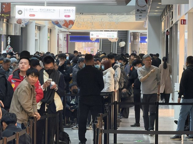 开店前，有用户在门口彻夜等候