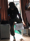 潮流大学生穿白色屁兜衣服-搞笑gif动态图片 - izike-izike
