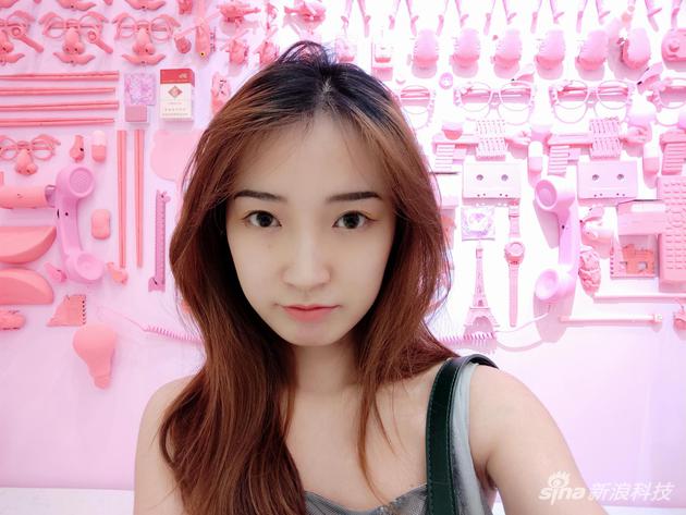 非人像模式，美颜功能会将小姐姐的痣弱化掉