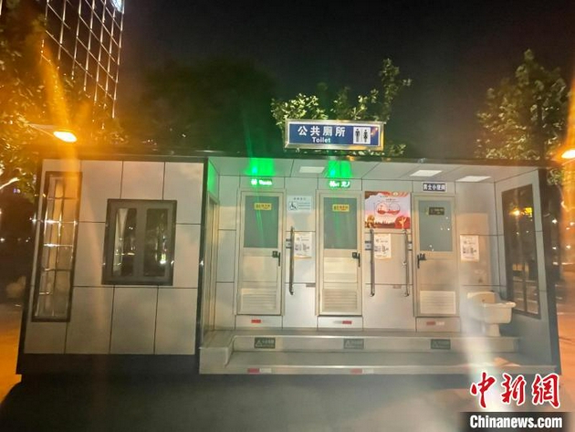 上海首座夜间扫码开门公厕上线，试点两周已“方便”100多人