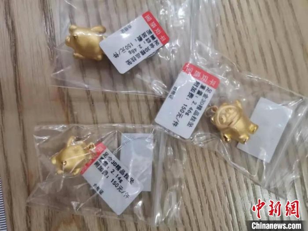 一首饰店涉嫌未经许可销售奥林匹克标志“冰墩墩”形状的足金3D精品挂坠。江苏省市场监管局供图