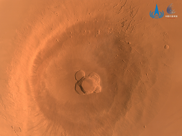 环绕器中分相机拍摄阿斯克拉山影像，直径456km，高18km，图像显示了阿斯克拉山顶的火山口特征，存在多个火山口坍塌事件。