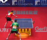 乒乓球玩成羽毛球了gif搞笑图片