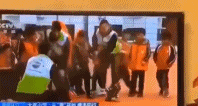 央视拍视频的时候小男孩脱别人裤子-帅哥动态图片-gif动态图-izike