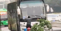 大巴车司机在车前跳舞-搞笑gif动态图片 - izike-izike