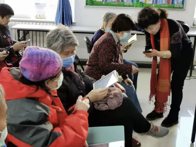 给老人开设的手机使用培训课程在北京一个社区开课。受访者供图