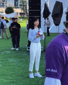 路人镜头下的王冰冰整理头发-搞笑gif动态图片-izike