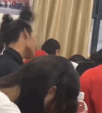 男孩子扎上两个小辫子-帅哥动态图片-gif动态图-izike
