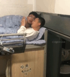大学男生寝室卧室一张床睡觉-帅哥动态图片-gif动态图-izike