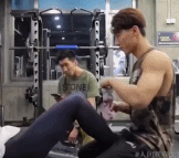 女人做仰卧起坐吃零食-美女动态图片-gif动态图-izike