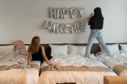 女生太瘦掉入沙发夹缝中-美女动态图片-gif动态图 - izike-izike