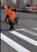 大爷：我的眼睛就是尺gif搞笑图片