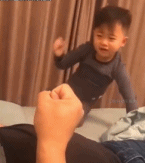 小男孩锤子剪刀布熟了哭泣-帅哥动态图片-gif动态图-izike