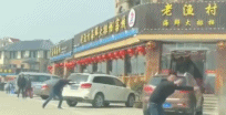 饭店服务员疯狂招呼客人进门吃饭-搞笑gif动态图片-izike