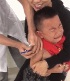 哭出了鼻涕泡泡gif搞笑图片